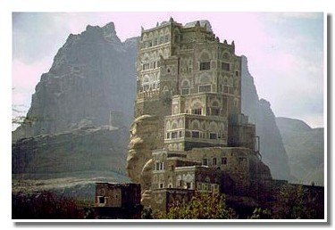 Sanaa, la ''Manahatann du désert'', est la capitale du Yémen. Elle compte 1,3 millions d'habitants et est située à 2350 mètres d'altitude