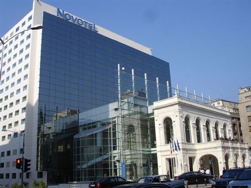 Le Novotel Bucarest, avec sa façade reconstruite à l'identique du théâtre qui occupait les lieux auparavant