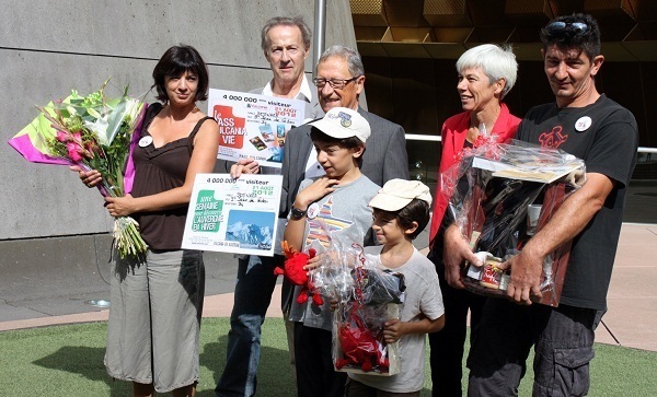 Accueillis, notamment pas l'acteur Gérard Klein, les 4 000 000e visiteurs de Vulcania ont été couverts de cadeaux - Photo DR