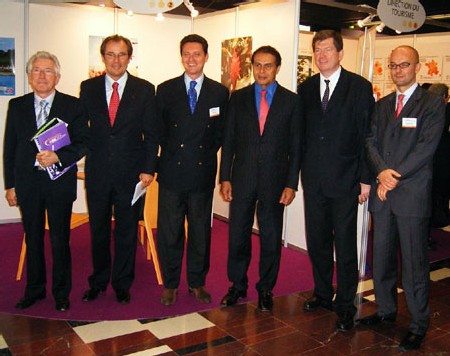 Autour de Léon Bertrand, Ministre délégué au Tourisme, Michel Becot président d'ODIT France, Christian Mantéi directeur général d'ODIT France, Thierry Baudier directeur général de Maison de la France, Frédéric Pierret directeur national du tou