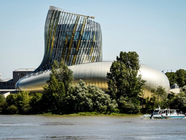 La Cité du Vin à Bordeaux.AnakaXTUarchitectes. d'entrée des routes des vignobles.