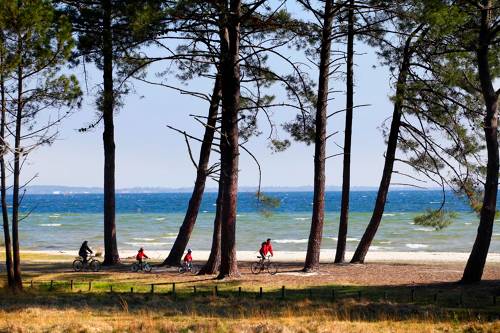 A vélo le long de la plage landaise. Ici à Biscarosse. Alain Vacheron. CRTNA.