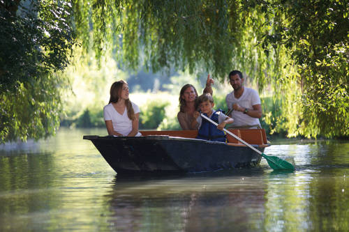 En famille au coeur d'une nature protégée. Ici le Marais poitevin. ORA-Mathieu Anglada.CRTNA.