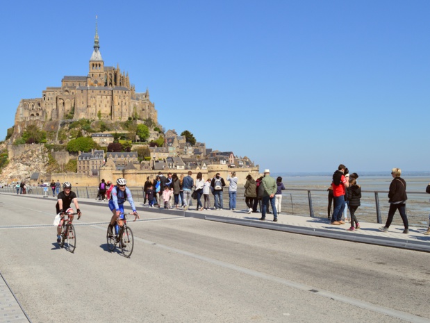 Piste cyclable avec vue sur le Mont-Saint-Michel - DR : Emmanuel Berthier, Normandie Tourisme Piste cyclable avec vue sur le Mont-Saint-Michel - DR : Emmanuel Berthier, Normandie Tourisme