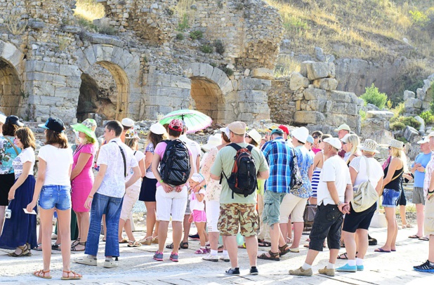 Cette profession rattachée directement au secteur du tourisme a la particularité d'englober différents statuts, des statuts qui cohabitent et qui ne correspondent pas forcément aux aides présentées par le gouvernement. Depositphotos.com