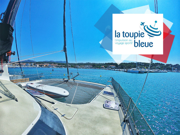 Notre catamaran juste avant de partir pour une journée baignade, snorkeling, paddle le long des îles du Var  -  DR La Toupie Bleue