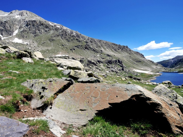 Gravures rupestres et lac de montagne, c'est la Vallée des Merveilles au cœur du Mercantour - DR : Georges Veran, CRT Côte d'Azur France