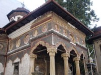 L'église Stavropoleos, dans le quartier Lipscani, en cours de réfection de ses fresques