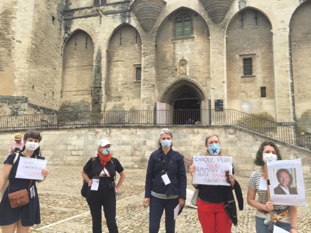 Les guides-conférenciers devant le Palais des Papes - DR