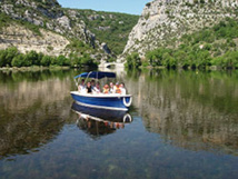 Balade en bateau électrique à Montmeyan / DR Location Nautic