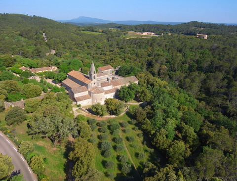 Au cœur de la forêt méditerranéenne, l’Abbaye du Thoronet, bâtie au 12e siècle. C’est l’une des trois merveilles cisterciennes de Provence avec Silvacane et Sénanque. Classée « Monument historique . Crédit Visitvar Au cœur de la forêt méditerranéenne, l’Abbaye du Thoronet, bâtie au 12e siècle. C’est l’une des trois merveilles cisterciennes de Provence avec Silvacane et Sénanque. Classée « Monument historique . Crédit Visitvar