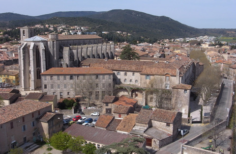 Saint-Maximin la Sainte Baume. Vue sur la basilique et les toits de tuiles rouge. Crédit Visit Var.