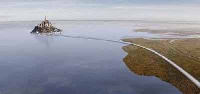 Pour accéder au Mont Saint-Michel, il faut désormais se garer sur un parking situé à environ 2 km du rocher - DR