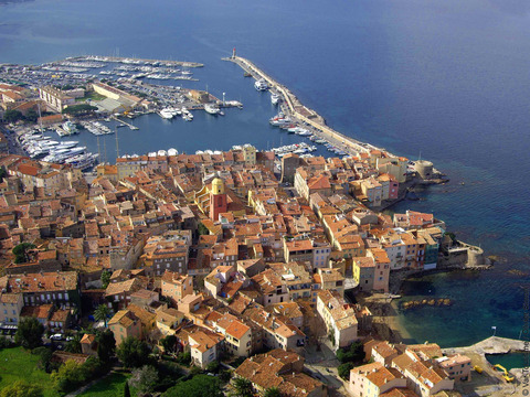 Le toujours célèbre village de Saint-Tropez autour de son église. Crédit Visit Var.