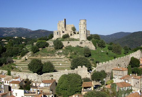 Le village médiéval de Grimaud. Crédit Visit Var.