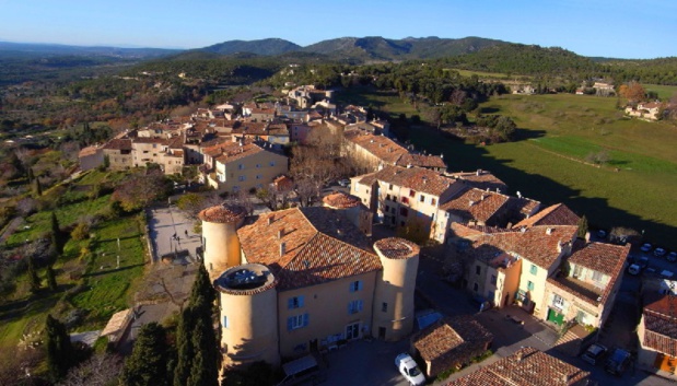 Juché sur un promontoire à plus de 600 mètres  d'altitude Tourtour domine les forêts de pins  - Photo VisitVar