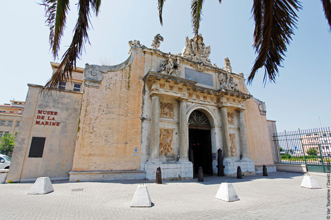 Entrée du musée de la Marine à Toulon. VisitVar.