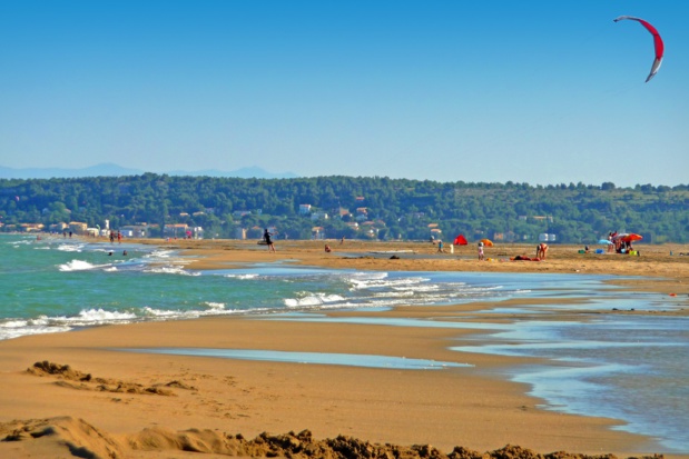 Kite surf sur la plage de La Franqui. C.Deschamps. CRT Occitanie.