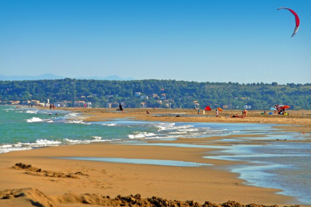 Kite surf sur la plage de La Franqui. C.Deschamps. CRT Occitanie. Kite surf sur la plage de La Franqui. C.Deschamps. CRT Occitanie.
