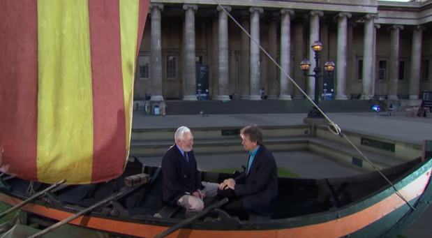Un drakkar devant le British Museum, à l'occasion du film Vikings: Live from the British Museum. Capture d'écran Un drakkar devant le British Museum, à l'occasion du film Vikings: Live from the British Museum. Capture d'écran