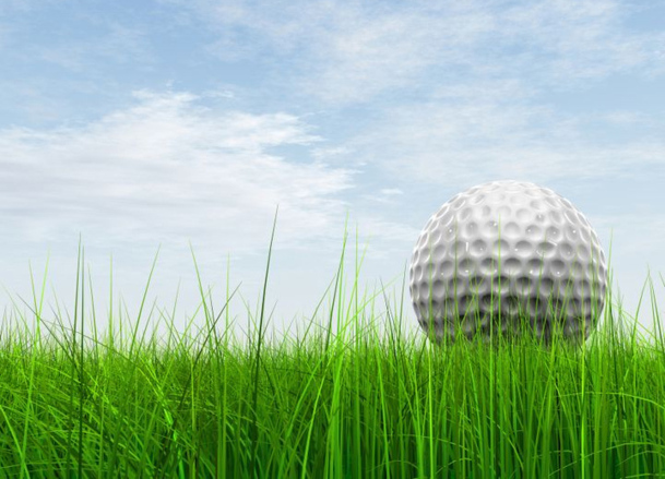 Sans être un golfeur émérite, vous pouvez vendre des séjours golfiques à vos clients. Il suffit pour cela d'apprendre deux ou trois termes techniques et de s'entourer de spécialistes qui sauront vous épauler. / photo Fotolia