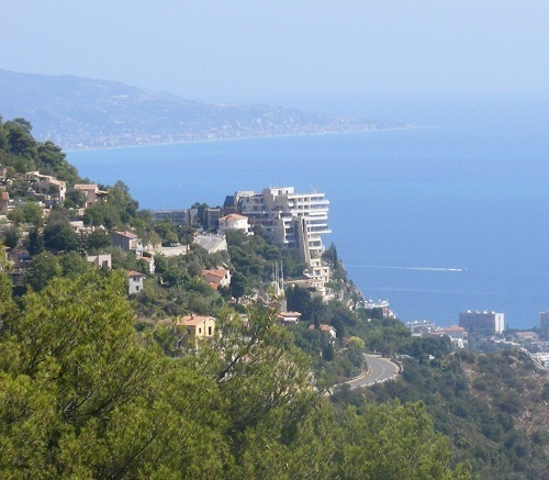 Perché sur son rocher, face à la mer, le Vista Palace Hôtel est désormais classé 5 étoiles - Photo Michel Bovas