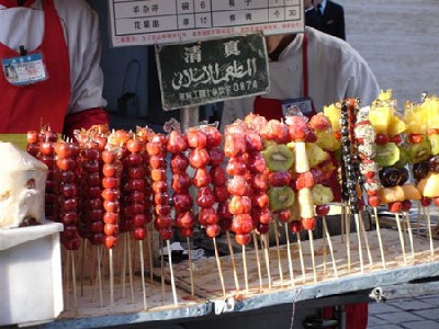 Brochettes gourmandes sur le marché Donghuame