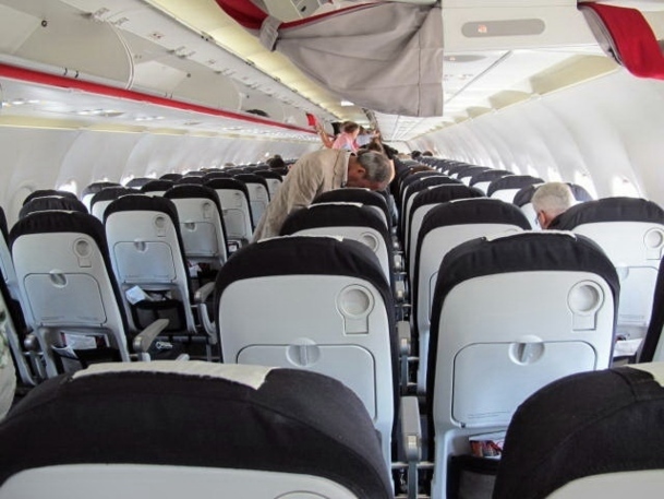 Un plateau repas fort correct, du vin et des boissons chaudes, mais le tout sur un tablette "confetti" où même un ultrabook a du mal à tenir... Un plateau repas fort correct, du vin et des boissons chaudes, mais le tout sur un tablette "confetti" où même un ultrabook a du mal à tenir...