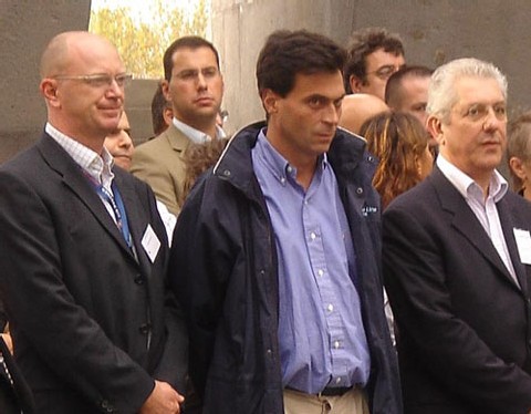 Les 3 co-organisateurs de l’escapade en Arménie, Gilles Meynard (DG d’Air Partner), Laurent Valet (DC de Blue Line) et Léon Bagdassarian (DG de Saberatours) aux côtés des autres participants, au cours de la visite du mémorial du Génocide Arméni