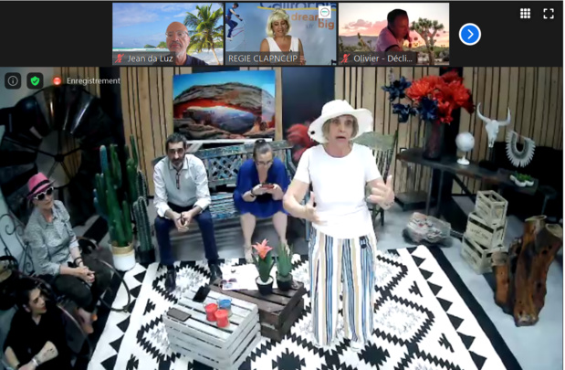 Adriana Minchella et son conseil d'administration,, pendant son discours... Adriana Minchella et son conseil d'administration,, pendant son discours...