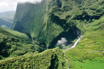 "Entre la mer, le volcan, la nature, la gastronomie et la culture locale, l’offre de la Réunion est unique au monde" - Photo Cascade Trou de fer IRT serge Gelabert