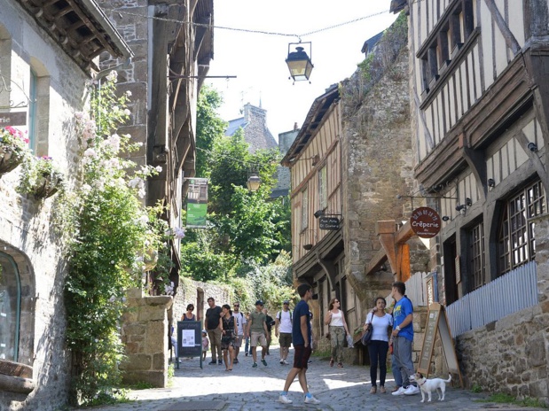 Balade dans le vieux Dinan. Bruno Torrubia.CRT Bretagne.