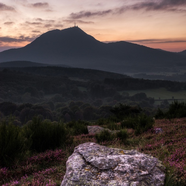 Coucher de soleil sur le Puy-de-Dôme - DR : R. Coutinho/CRT Auvergne-Rhône-Alpes. Coucher de soleil sur le Puy-de-Dôme - DR : R. Coutinho/CRT Auvergne-Rhône-Alpes.
