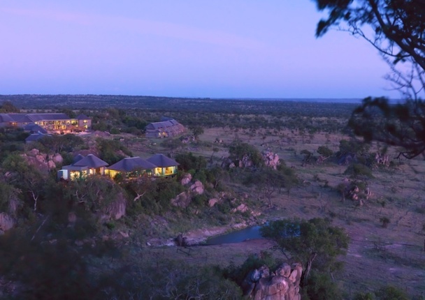 Vue aérienne du Four Seasons Safari Lodge Serengeti en Tanzanie. Un hôtel au coeur de la vie sauvage. DR