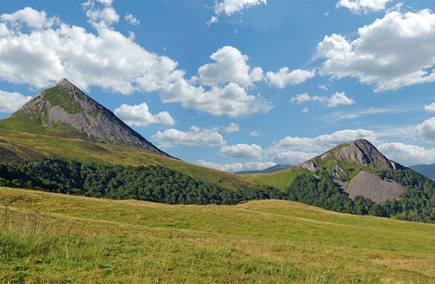 Les monts du Cantal / DR Shutterstock Les monts du Cantal / DR Shutterstock
