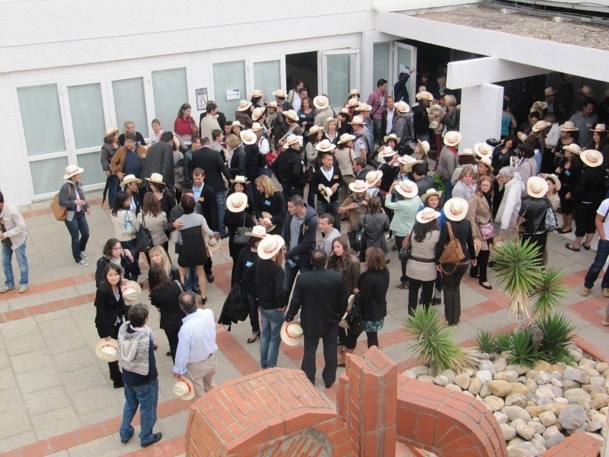 Avis, l'un des 55 partenaires invités, samedi 29 septembre 2012, par Ailleurs, a distribué des chapeaux aux 230 participants à la Convention - Photo P.C