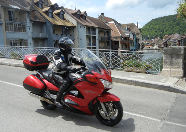 Ils ne devraient pas avoir le temps de s’ennuyer les Motards du Tourisme pendant l’éductour, sur les routes du Doubs. En cette période automnale, ils pourront sillonner le long des corniches, vallées, gorges, cols et lacs - DR : CDT du Doubs