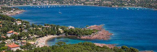 Saint-Raphaël se distingue des autres destinations de la Côte d’Azur par son littoral ponctué de criques et de calanques de roches rouges. Paysages uniques et contrastes de couleurs à découvrir notamment le long de la célèbre route de la Corniche d’Or. Copyright : Nico GOMEZ.