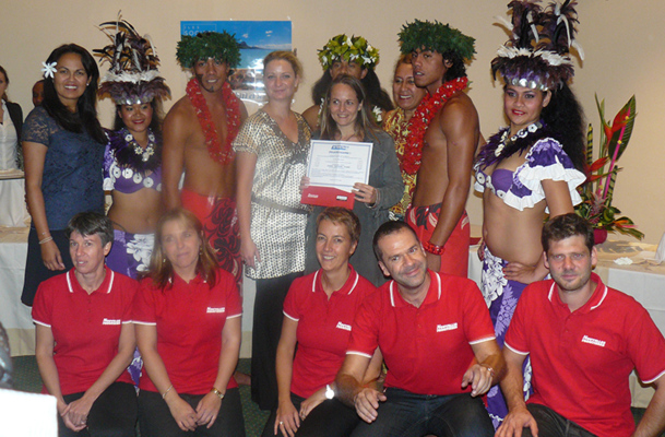 L’heureuse gagnante de l’A/R  Paris Tahiti, Françoise Cognard, entourée de l’équipe de NF Clermont Ferrand et des représentants d’Air Tahiti Nui qui ont offert le billet. - DR : J-P.C