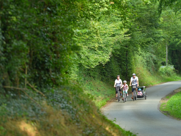 Balade en forêt à vélo en famille - DR : J. Damase, CRT Centre-Val de Loire Balade en forêt à vélo en famille - DR : J. Damase, CRT Centre-Val de Loire
