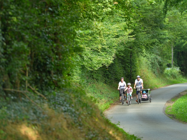 Balade en forêt à vélo en famille - DR : J. Damase, CRT Centre-Val de Loire