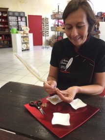 A Bar-le-Duc, épépinage par Anne Dutriez - DR : J.-P.C. A Bar-le-Duc, épépinage par Anne Dutriez - DR : J.-P.C.