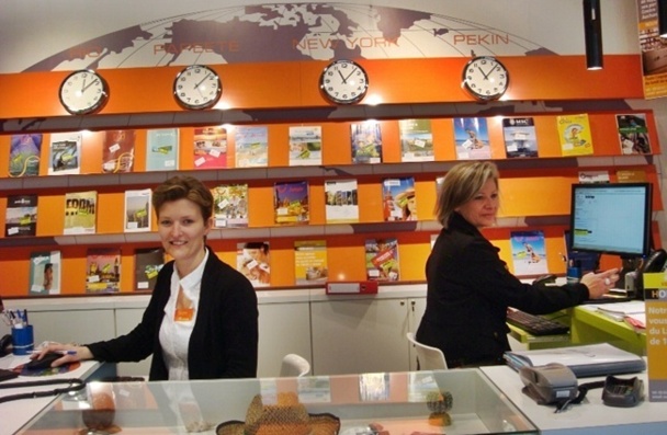 Quant au service commercial dédié aux agences de voyages, il se composera de 55 commerciaux spécialisés sur les réseaux. Les "supports tarifaires" et " service team" seront réunis. /photo agences Arras Auchan dr Quant au service commercial dédié aux agences de voyages, il se composera de 55 commerciaux spécialisés sur les réseaux. Les "supports tarifaires" et " service team" seront réunis. /photo agences Arras Auchan dr