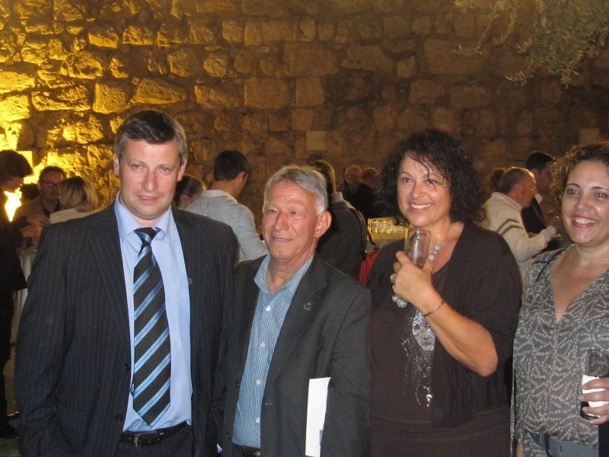 Les participants au congrès ont été accueillis, à Jérusalem, par le ministre israélien du tourisme, Stas Mislejnikov (à gauche) - Photo : P.C. Les participants au congrès ont été accueillis, à Jérusalem, par le ministre israélien du tourisme, Stas Mislejnikov (à gauche) - Photo : P.C.