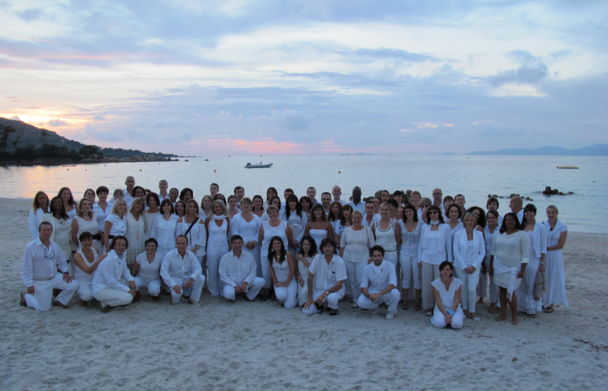 Après les épreuves, le réconfort sur la plage pour les 80 participants, lors d'une soirée blanche - DR : A.B.