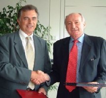 Christian Boireau (AF) et César Balderacchi (Snav) lors de la signature en juillet 2004 Christian Boireau (AF) et César Balderacchi (Snav) lors de la signature en juillet 2004