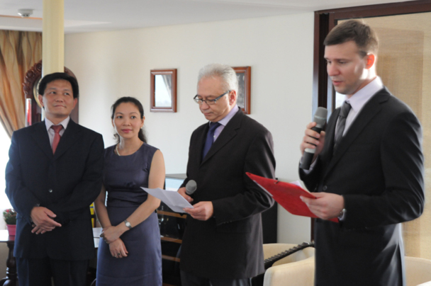 gauche à droite, Monsieur Danh Hieu président de Mekong Waterways, Madame Thaï Ho directrice générale, Alain Souleille directeur général de Rivages du Monde et Stefan Rakic directeur de croisière / Crédit photos Jacques Denardaud