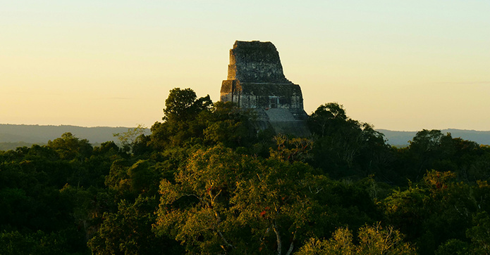 © Unsplash - Lever du soleil sur Tikal