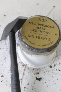 2 pièces commémoratives ont été scellées dans le mât radar du MSC Preziosa - DR : MSC Croisières 2 pièces commémoratives ont été scellées dans le mât radar du MSC Preziosa - DR : MSC Croisières