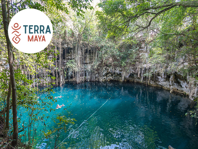 © Adobe - Détente dans le cénote de Yokdzonot © Adobe - Détente dans le cénote de Yokdzonot